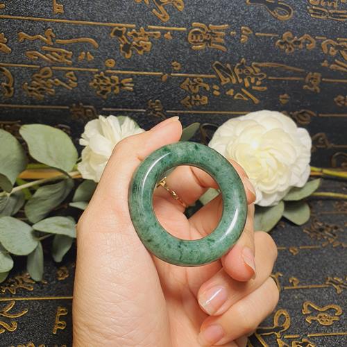 Vong Happy cam thach dau len ngoc xanh 2